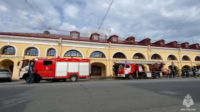 На Васильевском острове горит крыша Андреевского рынка