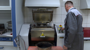 Проверка качества асфальта в лаборатории