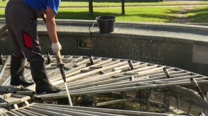 Самая жара: работы по наведению чистоты в городских фонтанах от погоды не зависят