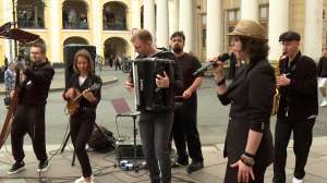 Хорошее настроение — всем! Музыкальный флэшмоб на Невском проспекте от солистов Мариинки и музыкантов группы Бисквит