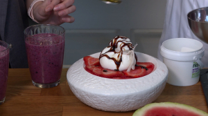 Полезный завтрак в летнюю жару: гаспаччо из арбуза и клубники и освежающий чай на таволге