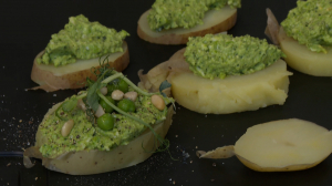 Брускетта — «рускетта»: летняя яркая свежая закуска «почти песто» из зелёного горошка с кедровыми орешками на картофеле