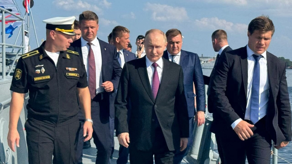 Владимир Путин прибыл в Кронштадт и поднялся на борт фрегата «Адмирал Григорович» - tvspb.ru