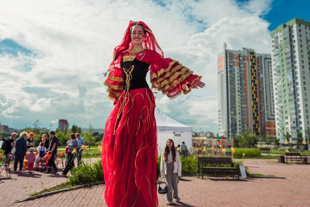 В Петербурге прошел фестиваль «Трость. Цилиндр. Эпатаж», посвященный Есенину и Мариенгофу - tvspb.ru