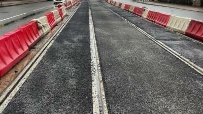 На улице Савушкина начали ремонтировать трамвайные рельсы