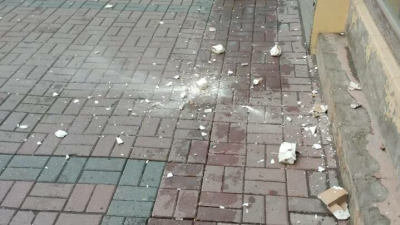 С фасада доходного дома Гулина на Среднем проспекте Васильевского острова отвалился фрагмент штукатурки