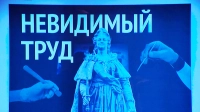 «Можно смотреть, но руками не трогать»: как в Петербурге дизайнеры с помощью плакатов спасают городские памятники