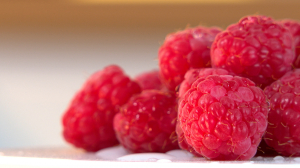 Лимонад в кожуре: какие фрукты и ягоды спасут в летний зной