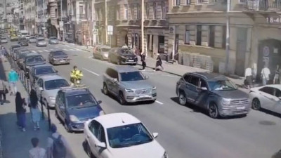 На Гончарной улице пьяная женщина ударила незнакомца ножом в грудь