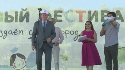 Гостей Большого семейного фестиваля поприветствовали Владимир Ушаков и Сергей Иванов