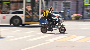 Запрет на движение по тротуарам, ограничения скорости, реестры с данными. Новые правила для курьеров