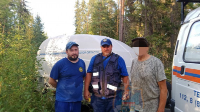 Спасатели нашли заблудившегося в лесу Ленобласти пожилого мужчину