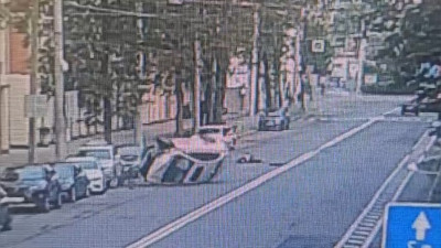 В Петербурге 40-летний водитель «Омоды» наехал на пешехода, врезался в БМВ и перевернулся