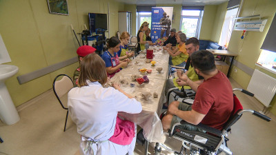 В одном из госпиталей Петербурга волонтеры и бойцы слепили керамические цветы для монумента ветеранам СВО 