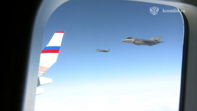 Истребители F-22 сопроводили борт Путина по пути с Аляски в Россию