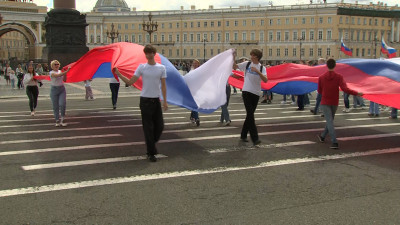 Огромный триколор развернули на Дворцовой в преддверии Дня флага России