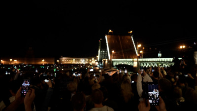 Шоу «Поющие мосты» посвятили памяти Виктора Цоя