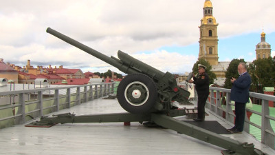 Полуденный выстрел прогремел в Петропавловской крепости в честь 160-летия Ленинградского зоопарка