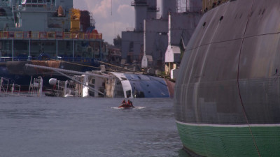 Затонувший в Большой Невке буксир «Капитан Ушаков» должны поднять за три месяца