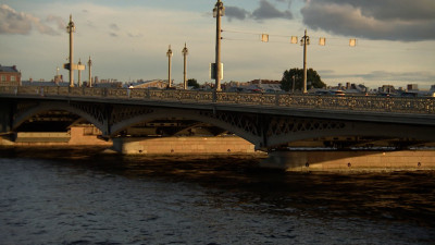 На Благовещенском мосту отремонтировали асфальт на половине переправы