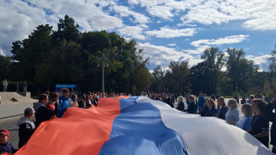 В Кронштадте активисты и горожане развернули гигантский флаг России