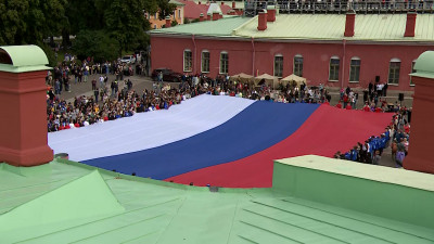 В Петропавловской крепости развернули флаг России размером 1 500 «квадратов»