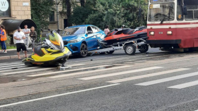 Аквабайк и гидроцикл стали участниками массового ДТП на улице Савушкина