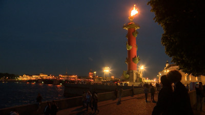 В честь Дня флага на стрелке Васильевского острова зажгутся факелы Ростральных колонн