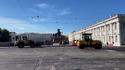 На Аничковом мосту начали укладывать асфальт