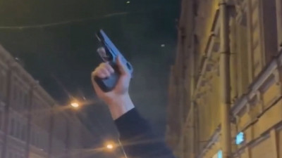 Двоих молодых людей задержали за стрельбу из сигнального пистолета на Гороховой улице