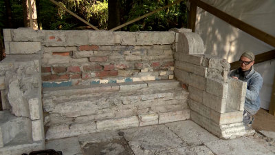 В Шуваловском парке начали реставрировать объект культурного наследия «Каменная Скамья»