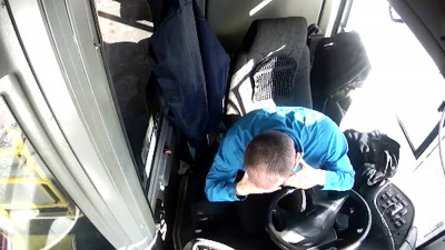 На улице Дыбенко водителю автобуса распылили в лицо газовый баллончик