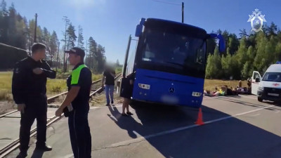 Водитель туристического автобуса, столкнувшегося с грузовым поездом в Ленинобласти, задержан