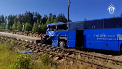 Суд отказал в аресте водителя автобуса, столкнувшегося с поездом в Ленобласти