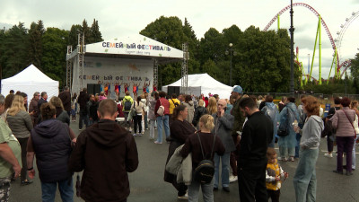 Приморский парк Победы стал площадкой для Большого семейного фестиваля: здесь работают десятки тематических зон