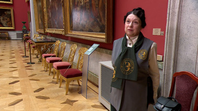 Строгий силуэт, простой крой и скромная цветовая гамма: смотрители Эрмитажа будут встречать гостей в новой униформе