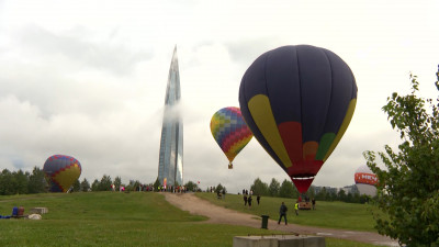 Более 30 аэростатов парили в небе над Петербургом: в парке 300-летия стартовал фестиваль «Мечтать! Летать!»
