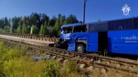 Возбуждено уголовное дело против водителя автобуса, столкнувшегося с поездом в Ленобласти