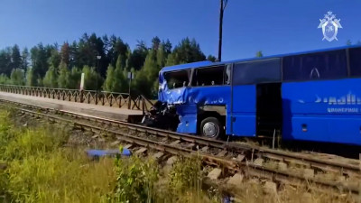 Возбуждено уголовное дело против водителя автобуса, столкнувшегося с поездом в Ленобласти