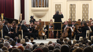 Петербургская филармония посвятила пятидесятилетию со дня смерти Дмитрия Шостаковича концерт Заслуженного коллектива России, а пятидесятилетию присвоения ей имени композитора – выставку работ Александра Траугота