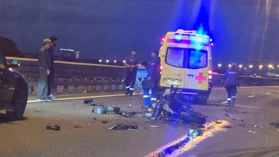 Такси, иномарка и мотоцикл: два человека погибли в массовом ДТП на КАД