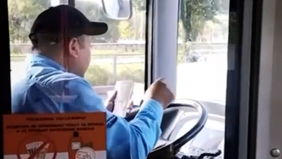 Водитель маршрутки в Петербурге вел видеозвонок за рулем — штраф и беседа с инспекторами