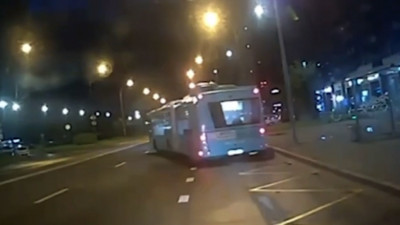 В Петербурге автобус проехал несколько метров с пассажиркой, зажатой дверями