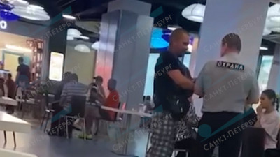 Суд отправил в «Кресты» мужчину, устроившего сцену с гранатой и пневматическим оружием в ТЦ