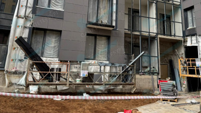 Молодой рабочий получил тяжелые травмы на стройке в Приморском районе