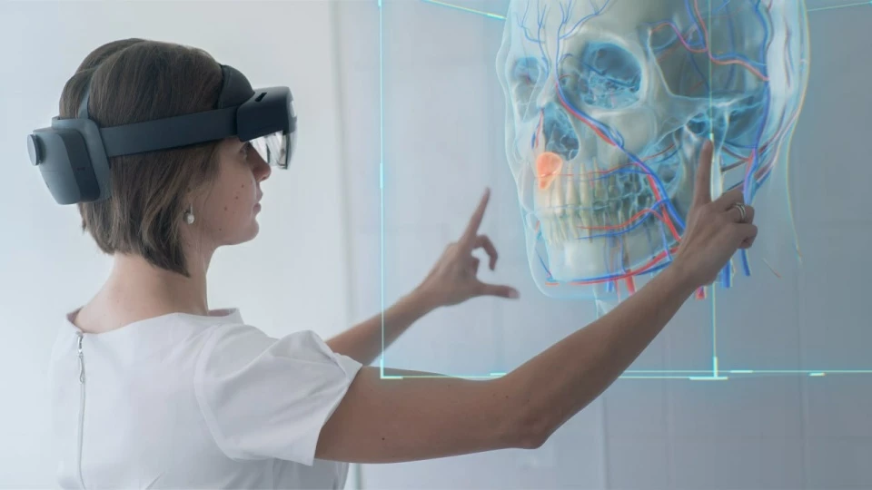 Индийские нейрохирурги успешно провели первую операцию с использованием технологии ИИ от петербургского разработчика - tvspb.ru