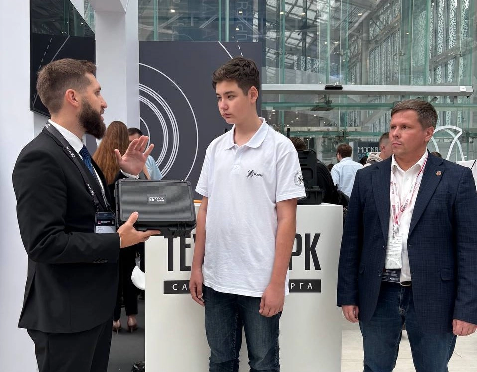 На стенде «Технопарка Санкт-Петербурга» школьнику из Казани передали портативный обнаружитель БПЛА с его именем - tvspb.ru