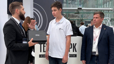 На стенде «Технопарка Санкт-Петербурга» школьнику из Казани передали портативный обнаружитель БПЛА с его именем