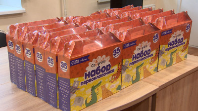 Активисты «Народного фронта» вручили наборы первоклассника детям, оставшимся без попечения родителей