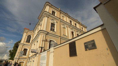 Реставрация ограды и ворот особняка графини Карловой на набережной Фонтанки продлятся до осени будущего года